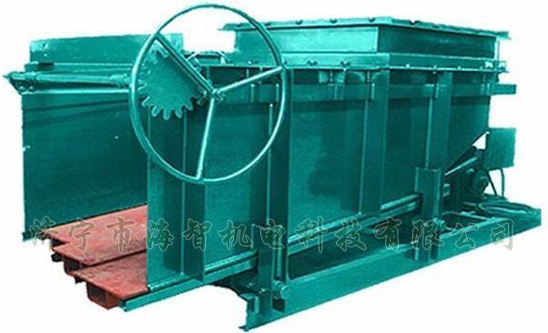 導(dǎo)料槽設(shè)有多個(gè)活動(dòng)式底板，底板在回程過(guò)程中可以承受物料所帶來(lái)的摩擦力